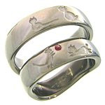 仔猫がルビーでバレーボール