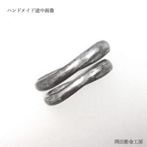 ヘラ加工中なプラチナマリッジリング