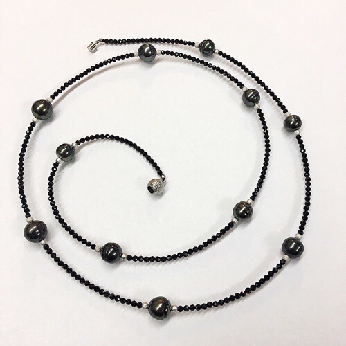 タヒチ真珠とブラックスピネルを組み合わせたロングネックレス