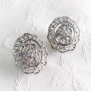 薔薇の花をデザインしたプラチナ製のイヤリング