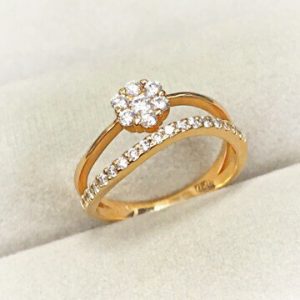 ゴールドのダイヤモンドデザインリング