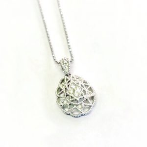 繊細なデザインのダイヤモンドペンダント