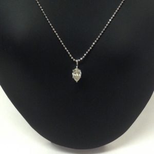 ソリッドなペアシェイプダイヤモンド