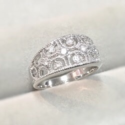 レースのようなダイヤモンドリング