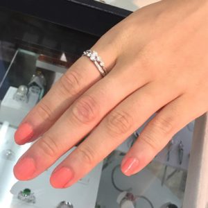 ダイヤモンドが並んだ素敵なデザインリング