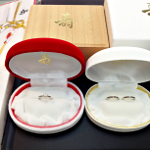 桐箱入り紅白エンゲージリングとマリッジリング